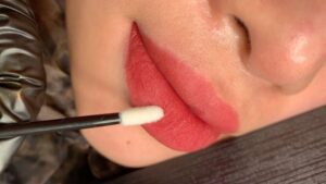 Môi phun không bong là do đâu? Phân tích theo từng trường hợp