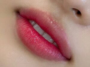 Vì sao phun môi màu hồng mận là tone được ưa chuộng tại các spa cao cấp?