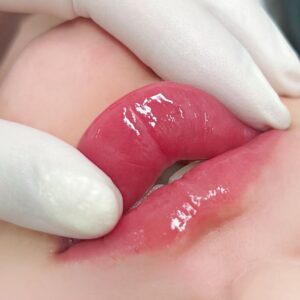 Phun môi màu hồng dâu giúp “nâng visual” chuẩn trend năm nay