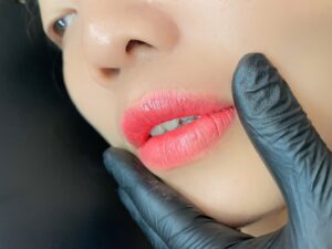 Môi không bong sau phun có phải là bất thường? Nguyên nhân và cách xử lý