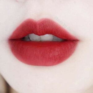 Phun môi màu đỏ trầm: sắc đỏ trầm ấm giúp nâng tầm khí chất