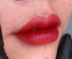 Phun môi màu đỏ đất là gì? Màu lên có đẹp và hợp da không?
