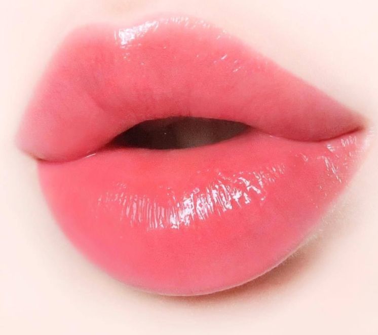 Phun môi màu hồng dâu