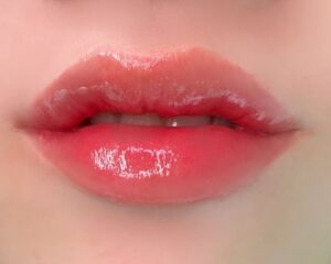 Phun môi hồng cam là gì? Vì sao màu này được ưa chuộng nhất hiện nay 1 Phun môi màu hồng cam là gì? màu lên có hợp da ngăm không?