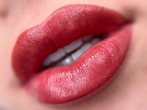 phun môi màu đỏ đất