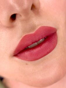 Phun môi màu đỏ đất cho nàng thích phong cách trưởng thành và thanh lịch