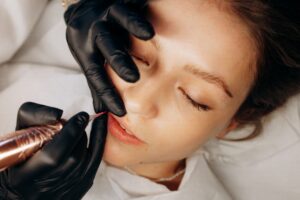 Phun môi bao lâu thì bong? Nếu không bong thì có nguy hiểm không?