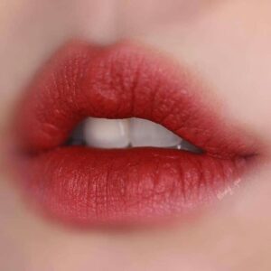 Phun môi màu đỏ trầm phù hợp với phong cách nào?