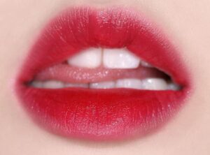 Quy trình phun môi màu đỏ trầm tại spa: an toàn và chuẩn kỹ thuật