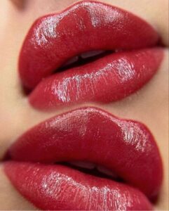 Phun môi màu đỏ đất giúp nâng visual theo phong cách “sang chảnh nhẹ”