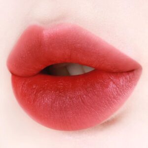 Phun môi màu đỏ trầm cho nàng công sở: tinh tế và thanh lịch