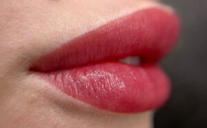 Phun môi màu đỏ đất: tone trầm sang giúp gương mặt cuốn hút hơn