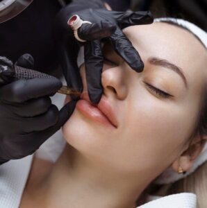 Phun môi 2026: Dưỡng ẩm quá nhiều có khiến môi chậm lên màu? 1 Phun môi không bong trong 7 ngày: nên làm gì?