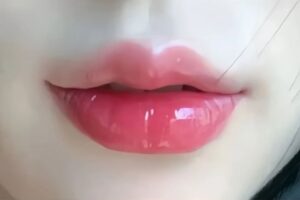 Phun môi màu hồng mận giúp gương mặt sắc nét và thần thái hơn