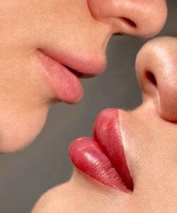 phun môi màu đỏ berry – sắc đỏ sang trọng giúp nàng tự tin ngay cả khi không son