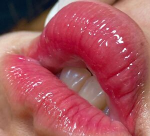 Phun môi màu hồng tự nhiên giúp nâng visual theo kiểu “xinh không cần cố”