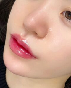 Gen Z mê phun môi màu hồng phấn vì tự nhiên, dễ phối makeup và cực cuốn