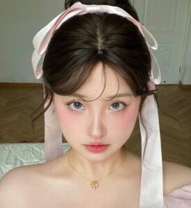 Phun môi màu hồng đỏ mang lại đôi môi căng mọng chuẩn vibe coquette