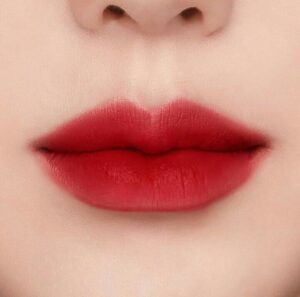 Phun môi màu đỏ trầm có làm gương mặt già hơn không?