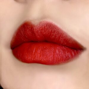Phun môi màu đỏ trầm có cần dặm lại không? Khi nào nên dặm màu?