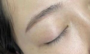 Phun xăm chân mày bị lệch màu: Nguyên nhân & cách chỉnh sửa