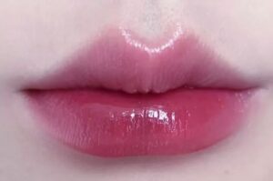 Phun môi màu hồng mận có hợp da ngăm không? Giải đáp chi tiết từ chuyên gia