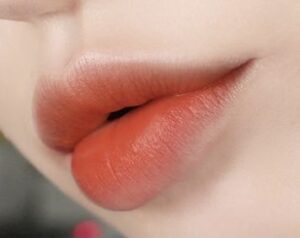 Phun môi màu cam đào: tone nhẹ nhàng giúp gương mặt trẻ trung hơn