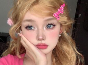 Phun môi màu hồng dâu: tạo đôi môi mềm mọng kiểu “búp bê hiện đại”