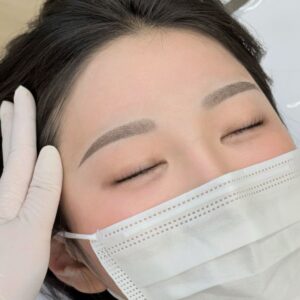 Phun mày rải hạt ombre khác gì so với phun mày tán bột truyền thống?