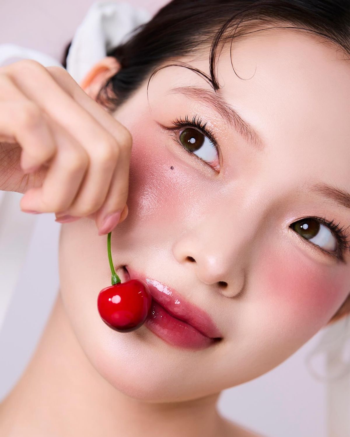 Phun môi màu đỏ cherry giúp nâng visual, hợp nhiều tone da và phong cách