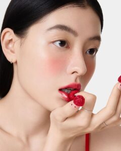 Phun môi có bị thâm lại không?