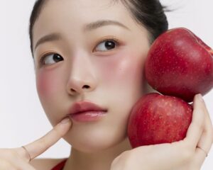 Phun môi màu đỏ táo: tone đỏ mọng giúp đôi môi tươi tắn và nổi bật