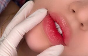 Phun môi màu hồng đỏ