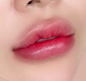 Phun môi màu hồng tự nhiên: sắc môi trong veo giúp gương mặt sáng hơn