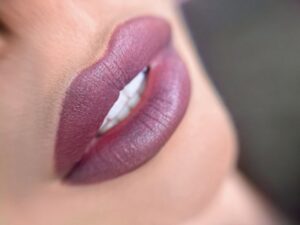 Xử lý môi bị thâm lại sau phun: giải pháp an toàn tại spa