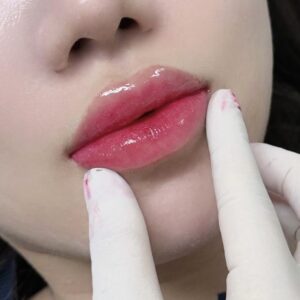 Phun môi màu hồng cánh sen: lựa chọn lý tưởng cho nàng thích makeup nhẹ