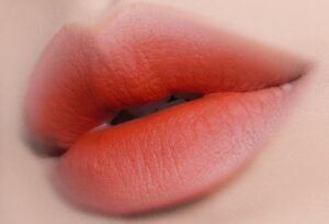 Phun môi màu cam đào: tone xinh phù hợp cả đi làm lẫn đi chơi