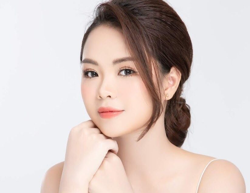 Phun môi màu đỏ cam cà chua: tone ngọt nổi bật nhưng vẫn giữ nét tự nhiên