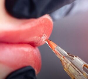 Môi khô, son không bám? Phun môi có phải là giải pháp lâu dài