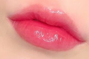 Phun môi màu hồng mận: màu môi trầm ấm giúp gương mặt hài hòa hơn