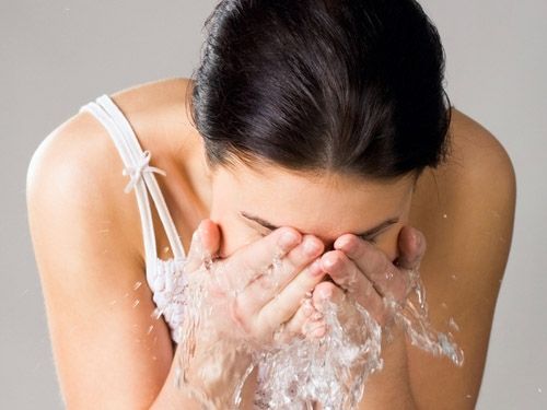 Phun xăm mí mở tròng – Phương pháp & những điều cần biết 3 Phun xăm gặp nước có sao không? Tiêu chuẩn an toàn 2026