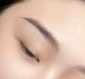Phun mày sợi Hairstrokes – Xu hướng chân mày tự nhiên 2026