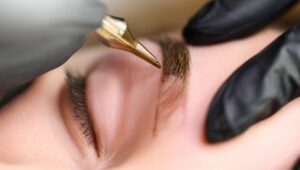 Hướng dẫn cách xem ngày xăm chân mày 2025 để hút tài lộc và may mắn