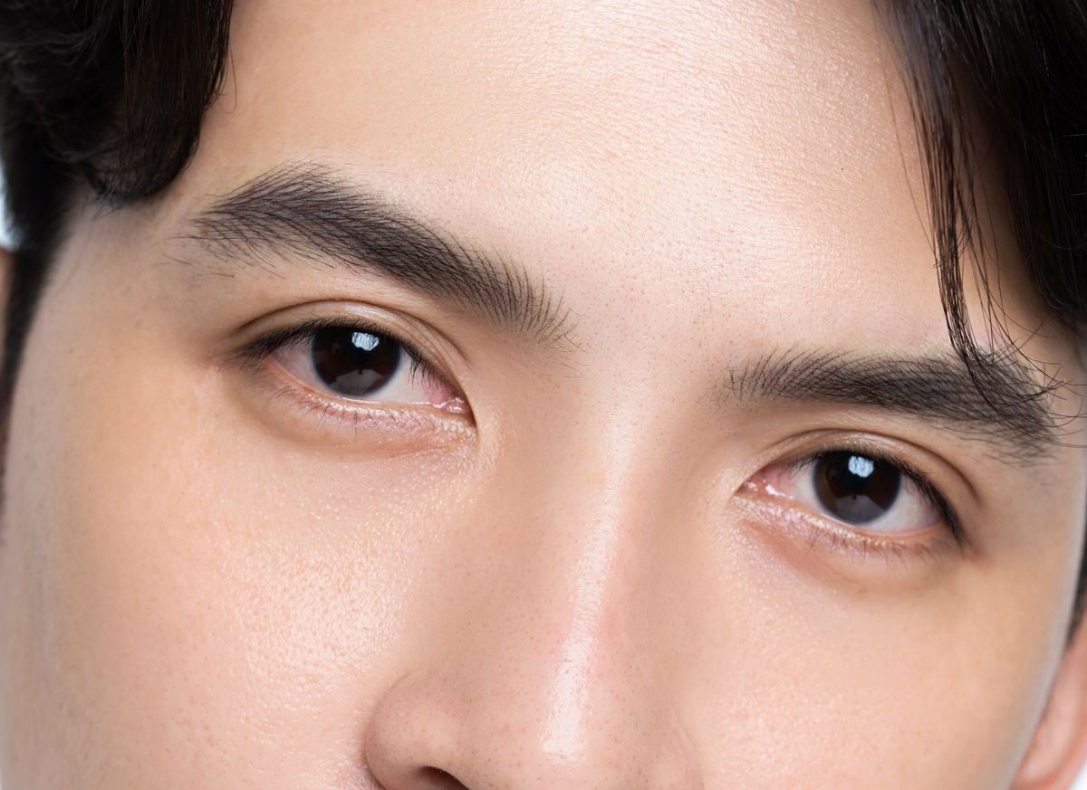 Phun mày cho nam giới: Xu hướng mới giúp gương mặt nam tính hơn 3 phun may nam 1 1 e1765274405693