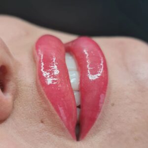 Phun môi có thể không đau?