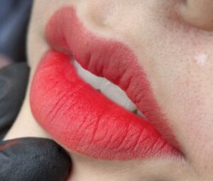 Phun môi không lên màu: Nguyên nhân và cách dặm lại chuẩn nhất