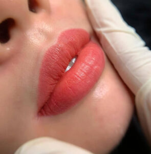 Phun môi không bong: chuyên gia chia sẻ dấu hiệu cần quan tâm