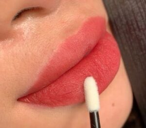 Phun môi Nano bao lâu thì bong và lên màu chuẩn? Hướng dẫn chi tiết cho người mới