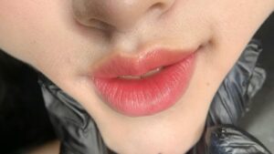 Phun môi Organic là gì? Có thật sự an toàn và bền màu không?