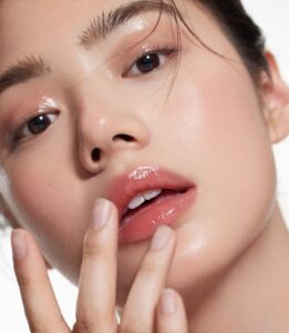 Phun môi phủ bóng 2026: Xu hướng “glossy lip” hot nhất năm